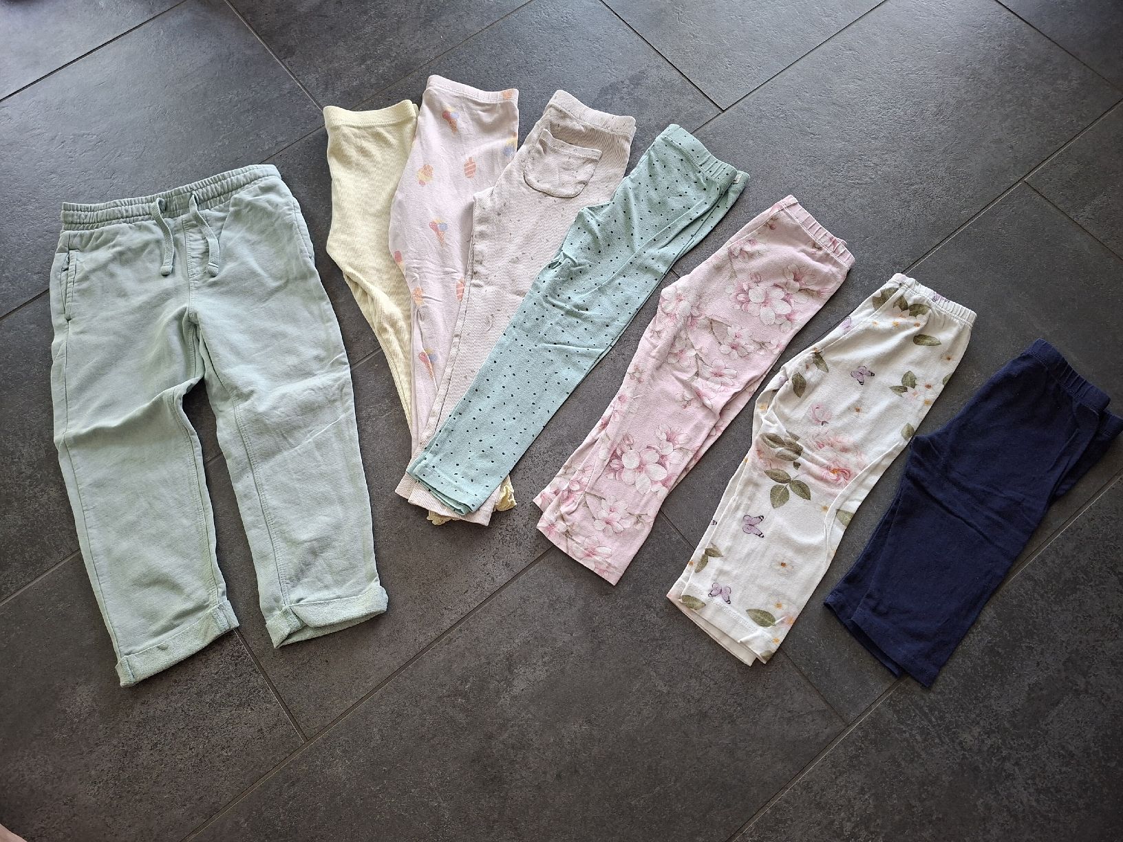 Lotti & Set di vestiti: Hosenset, 8 teilig, Gr. 104 – Usato da Biezwil venduto da Haberli01