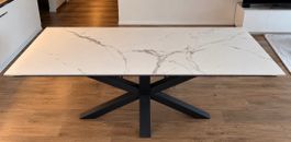 Conforama HEAVEN Esstisch – Marmoroptik mit schwarzem Design