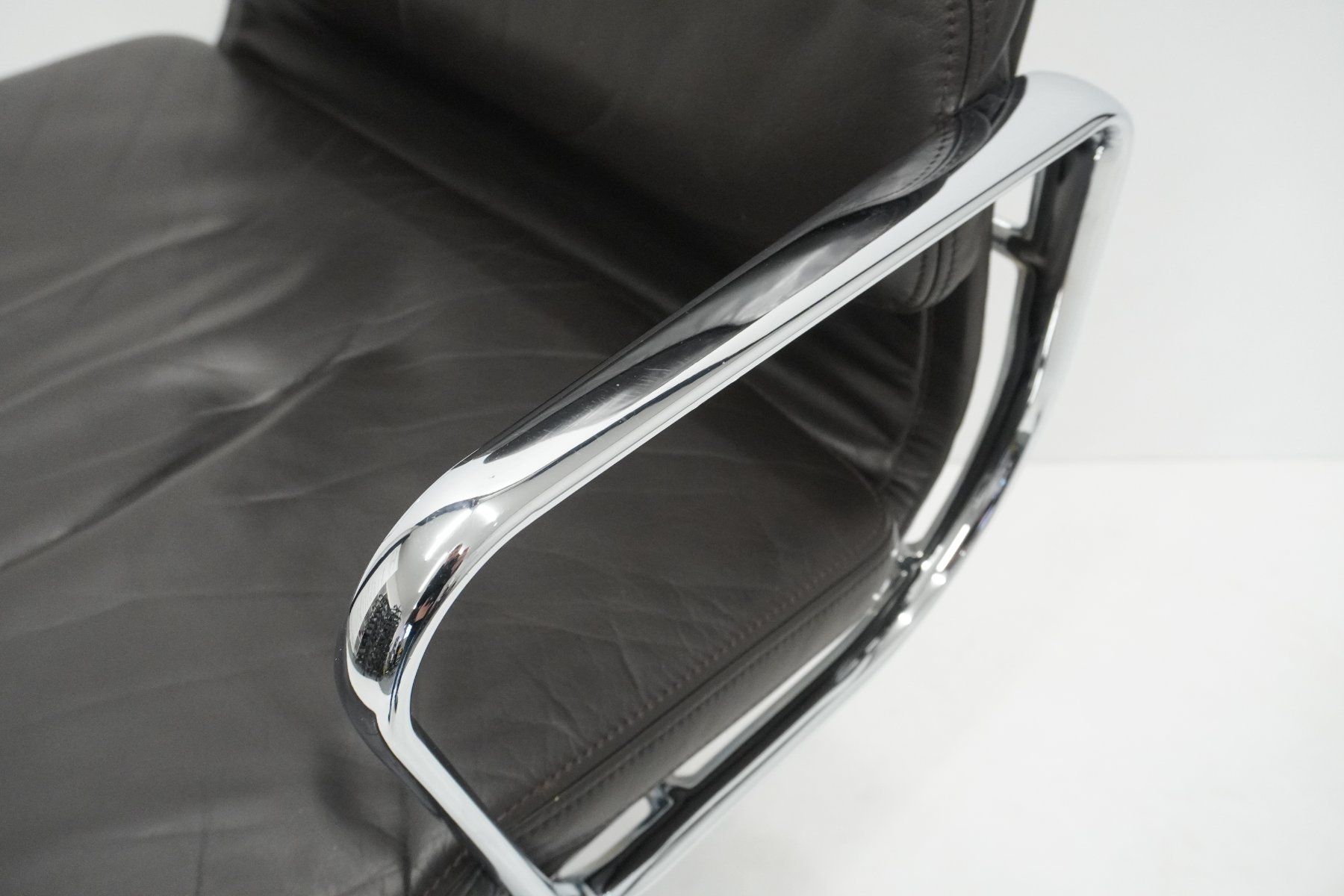 Vitra Sedie: Vitra Soft Pad EA219 Leder chocolate – Usato da Bad Zurzach venduto da QLASSIQ 6
