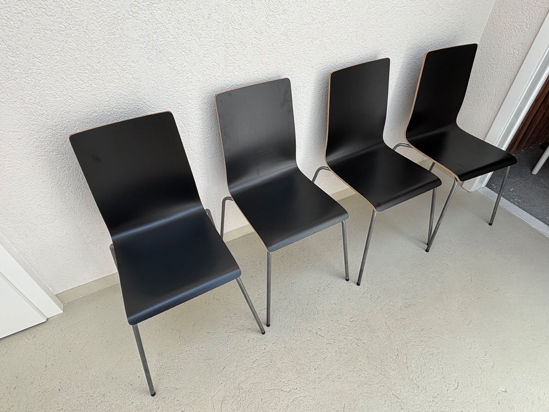 Ikea Sedie: 4 schwarze Stühle – Usato da Basel venduto da benzingg 1