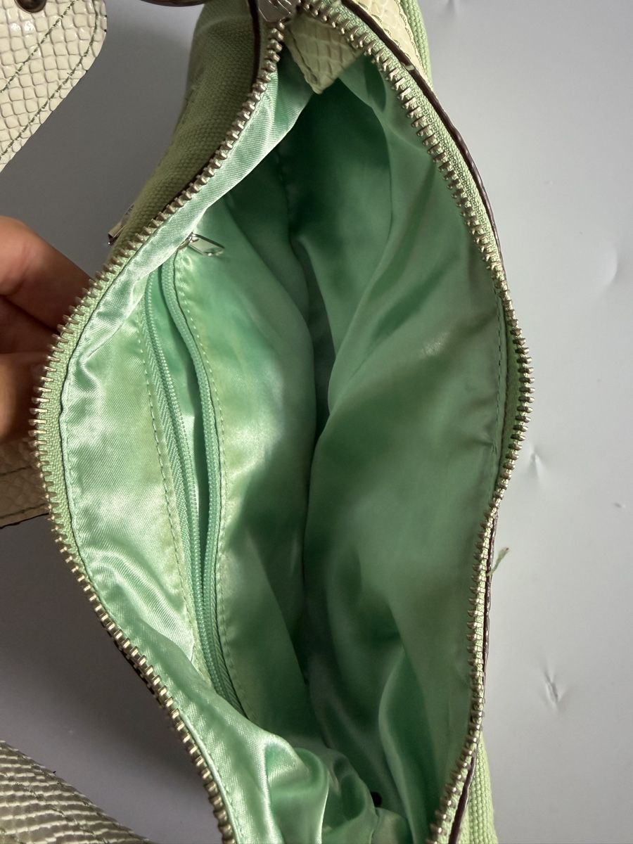 Guess Borse da donna: Guess Baguette Handtasche Grün  – Usato da Vionnaz venduto da b_f_d_r_g 3