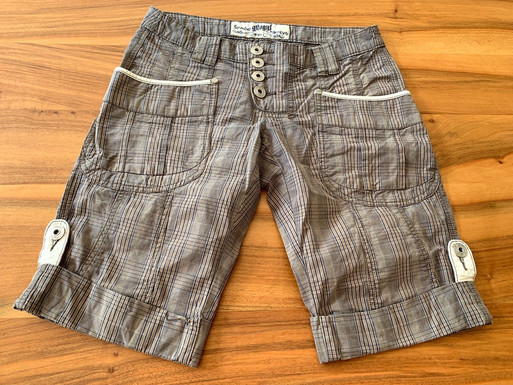 Hosen: MOGUL super schöne Shorts / Bermudas Gr. 28 – Gebraucht aus Meiringen von Stuffandmore