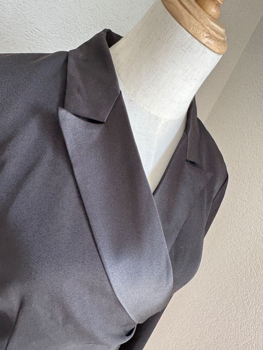 Tute: Schwarzer Jumpsuit mit Wickelfront/Combinaison portefeuille – Nuovo (secondo la descrizione) da Veyras venduto da ValClasse 5