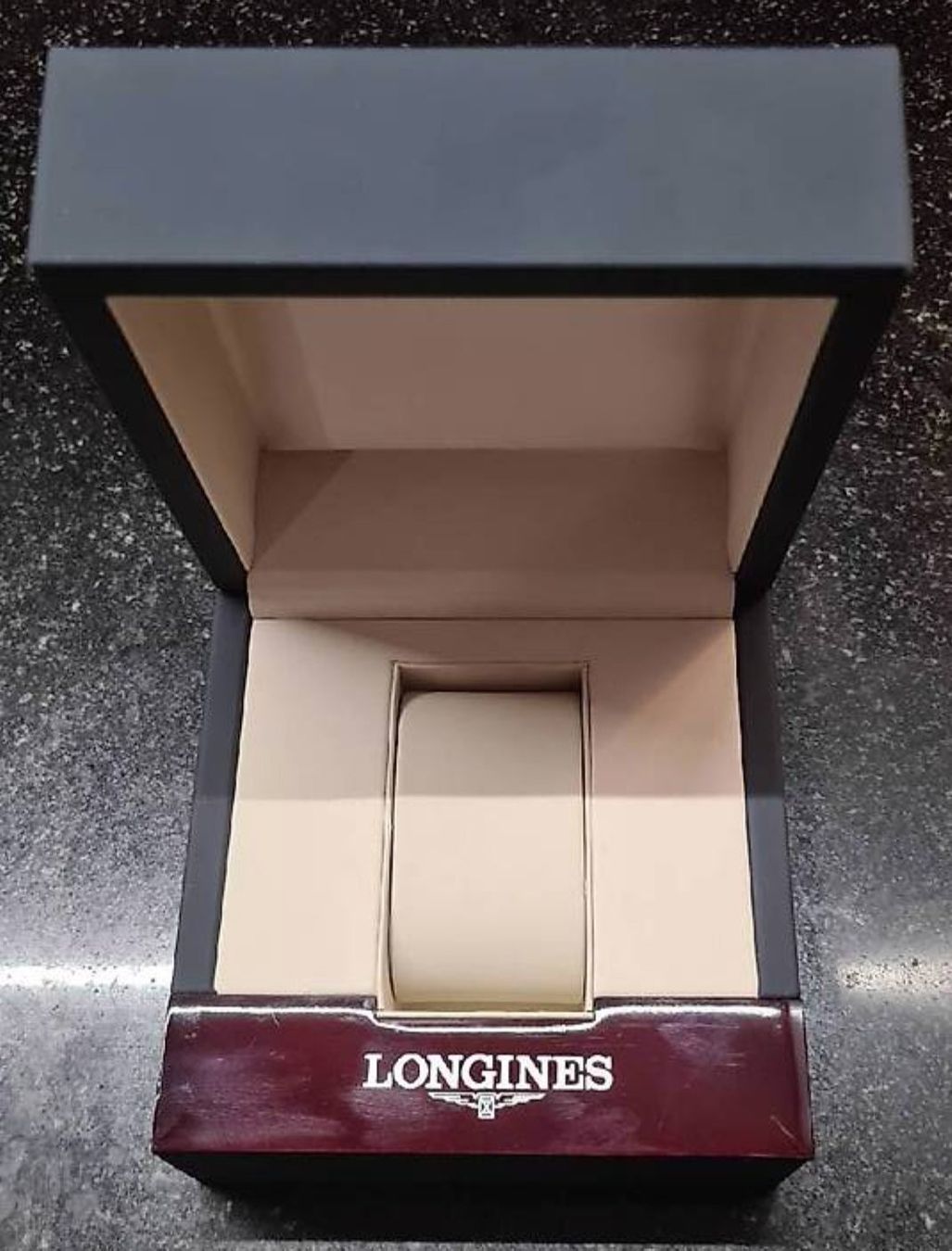 Uhrenboxen: Longines Uhrenbox aus Holz – Gebraucht aus Zürich von Serz