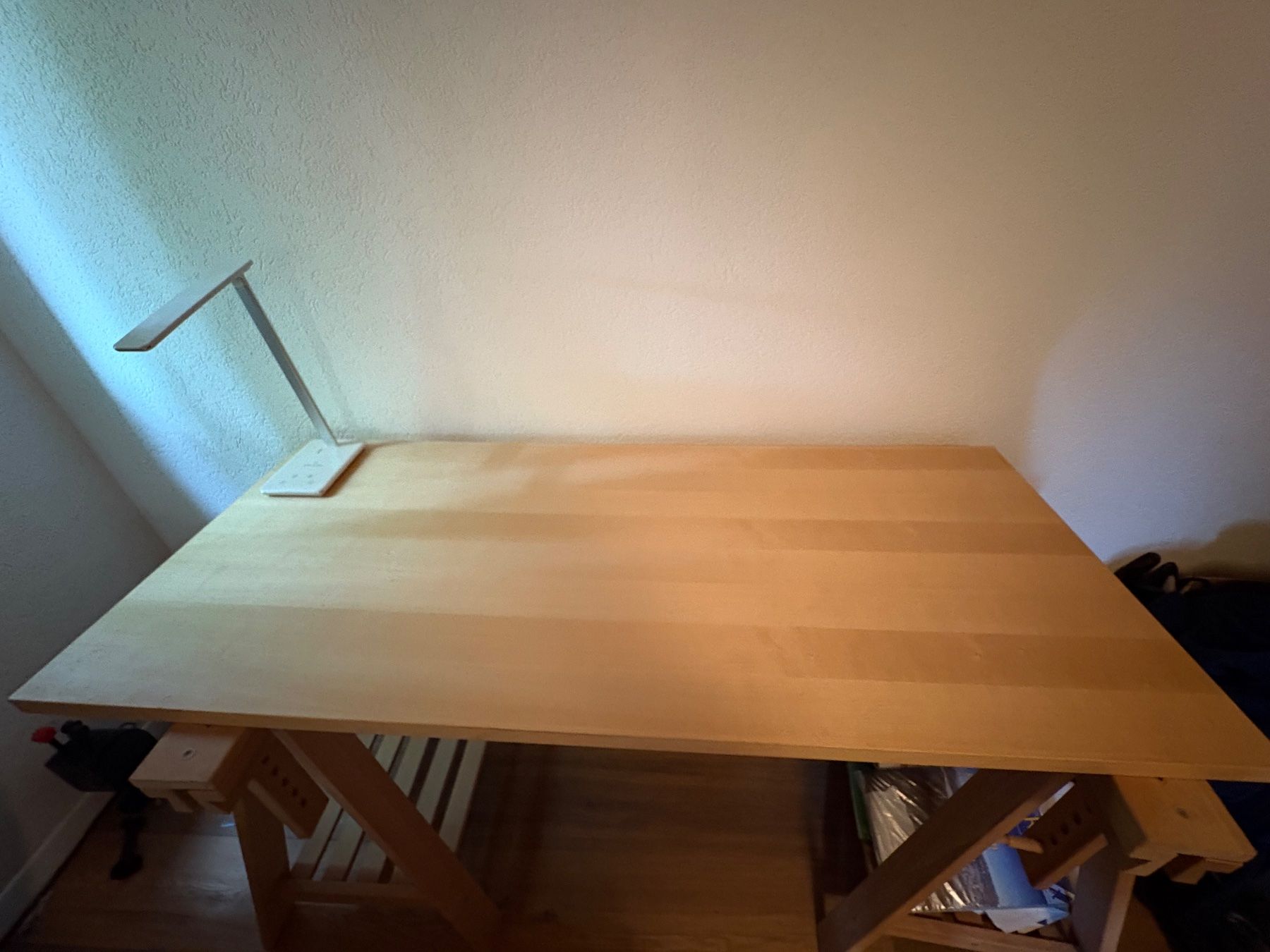 Ikea Scrivanie: IKEA LAGKAPTEN Tischplatte mit MITTBACK Gestell, Birke – Usato da Othmarsingen venduto da shi_z6zz 1