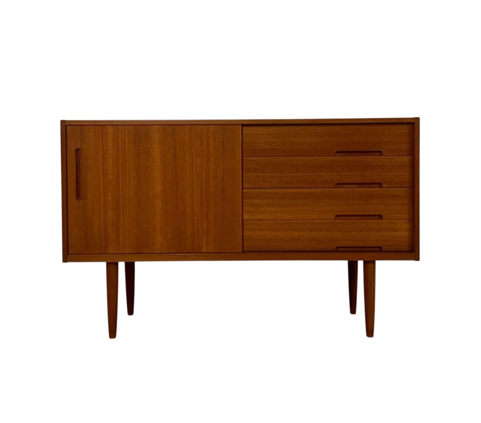 Knoll Cassettiere: MidCentury Teak Sideboard Nils Jonsson – Usato da Basel venduto da MidMod20C