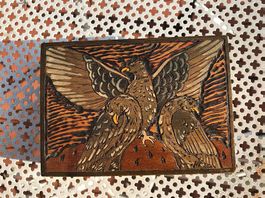 Boîte en bois ancienne avec oiseaux