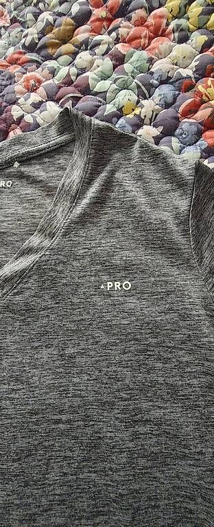T-Shirts: T-shirt USA Pro Tech V - taille 38 – Gebraucht aus Fribourg von cov_5s7x 1