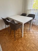 Tisch mit Stühle