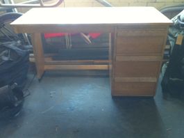 Holz-Schreibtisch mit Auszugsschubladen