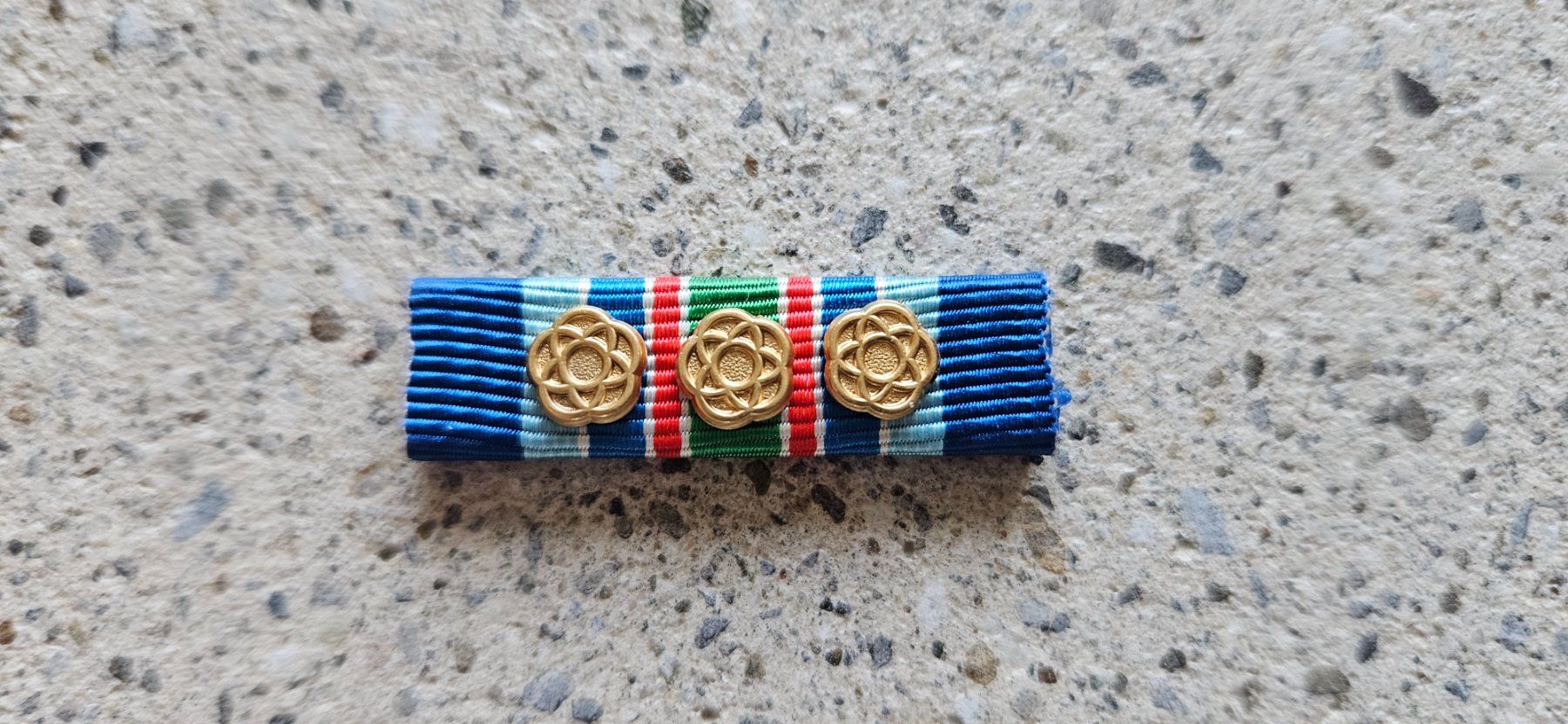 Schweizer Armee Placchette & Badge: ***  Ribbon Namibia 3 x Gold Rosette rare *** – Nuovo e nell'imballaggio originale da Riedholz venduto da fr_sIruP