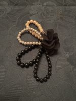 Schönes Armband-Set mit Perlen und Stoffblume, neuwertig
