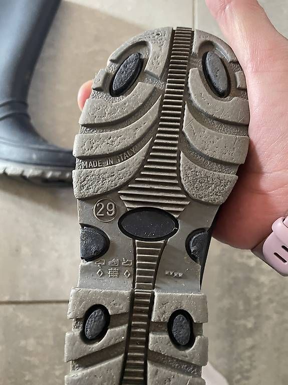 Chaussures garçon: Gummistiefel Grösse 29 – D'occasion à Tumegl/Tomils par tiger358 1