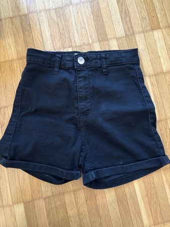 Schwarze Jeansshorts mit hohem Bund in gutem Zustand