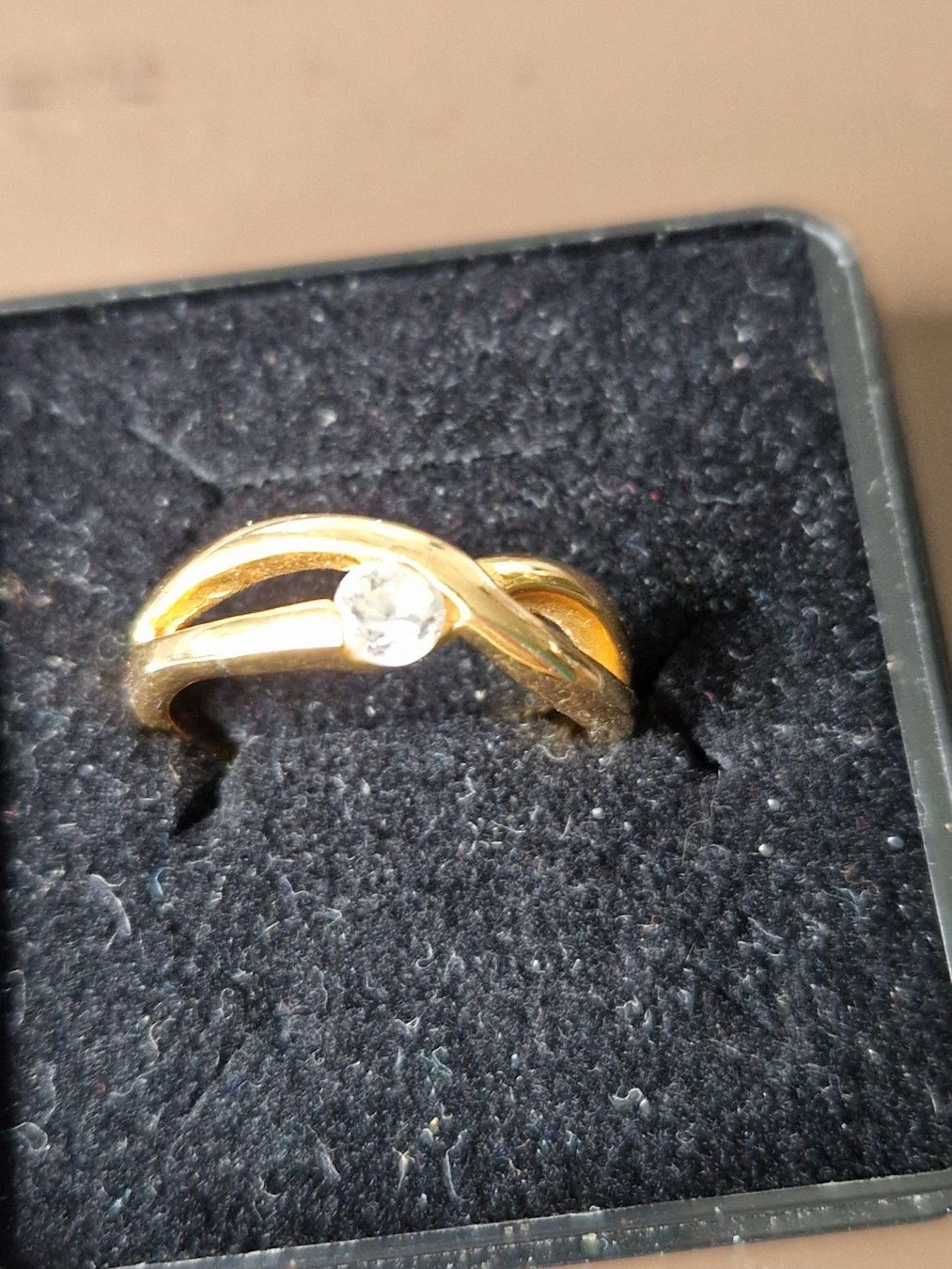 Anelli: goldfarbener Ring mit hübschem Stein – Nuovo (secondo la descrizione) da Aefligen venduto da Akoni