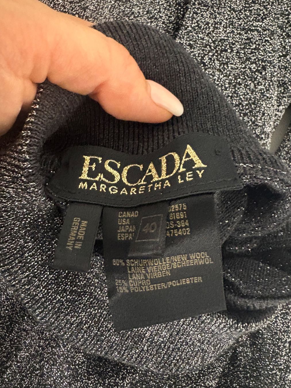 Escada Pulls & Sweat-shirts: Escada Rollkragenpullover glitzernd schwarz Gr. 38/40 – Neuf (Voir description) à Regensdorf par sec_l5cr 5
