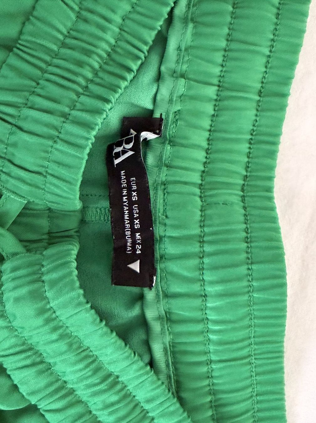 Zara Pantaloni: Green Satin Shorts – Nuovo (secondo la descrizione) da Buonas venduto da mej_6s67 2