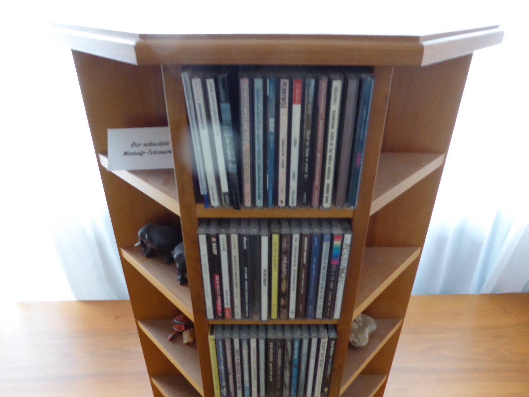 Cassettiere: Elegantes Nussbaummöbel Sideboard Drehbarer CD Ständer Möbel – Usato da Bubikon venduto da taerni 5