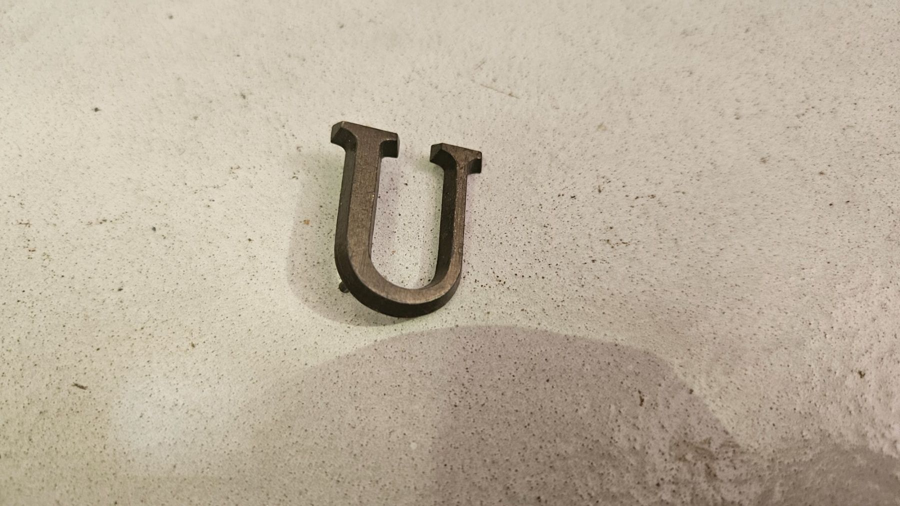 Tutte le decorazioni: 1 piccola lettera di metallo "U" – Usato da Melano venduto da H-Sara