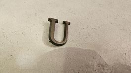 1 piccola lettera di metallo "U"