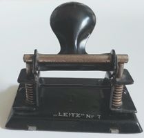 Antiker Leitz Nr. 7 Locher von 1920, schwarz, gut erhalten.,