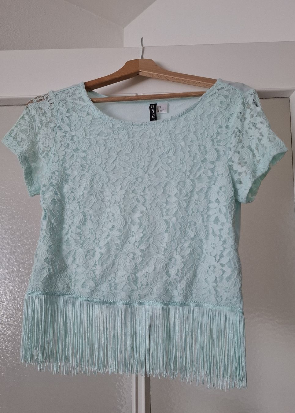 H&M Top: Top turquoise clair avec franges H&M – Nuovo (secondo la descrizione) da Vevey venduto da latessinoise