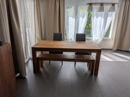 Massiver Holzesstisch mit Sitzbank und Stühle 