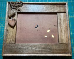 Grand cadre photo en bois blond avec cœurs et ficelle