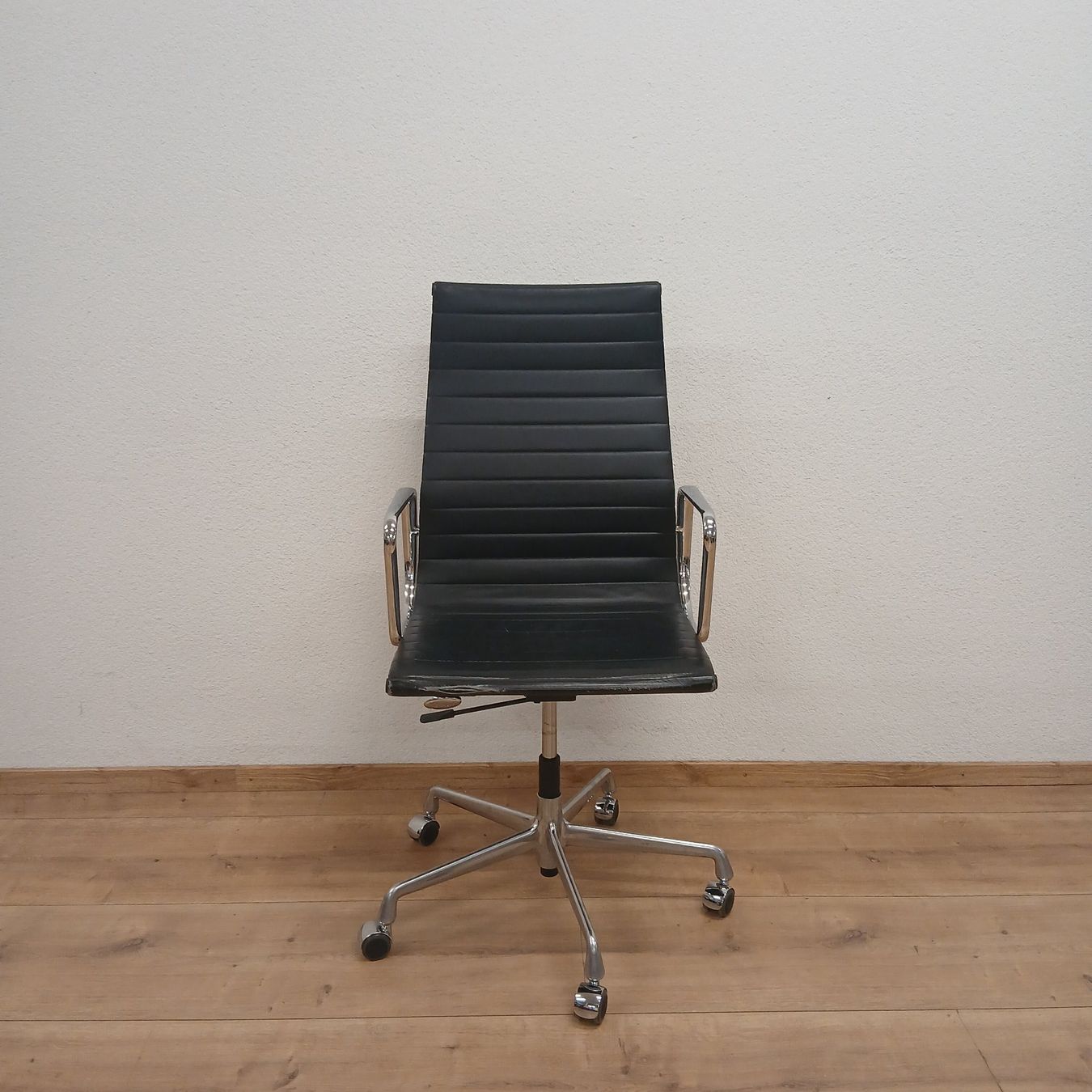 Vitra Sedie: Vitra Eames EA 119 Bürostuhl Leder Schwarz – Usato da Oberurnen venduto da SH2025 3