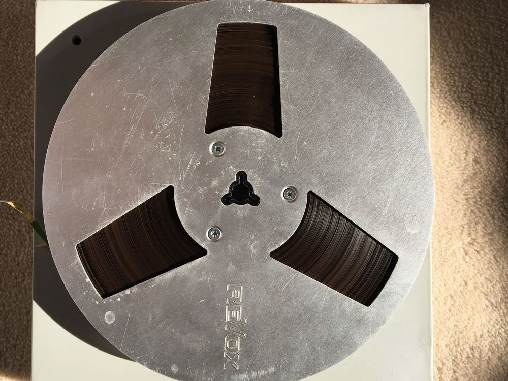 Une bobine Revox rouge (rose ?) en aluminium, avec boîte | Kaufen auf