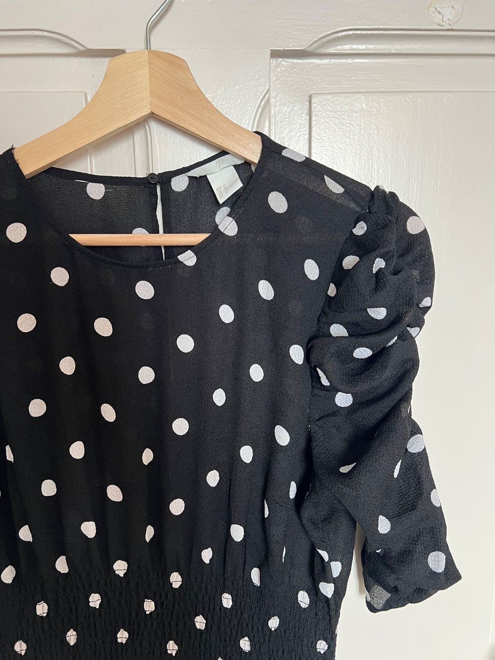 H&M Vestiti: Robe noire à pois blancs H&M L – Usato da Neuchâtel venduto da Thesebootsaremadeforwalking 1
