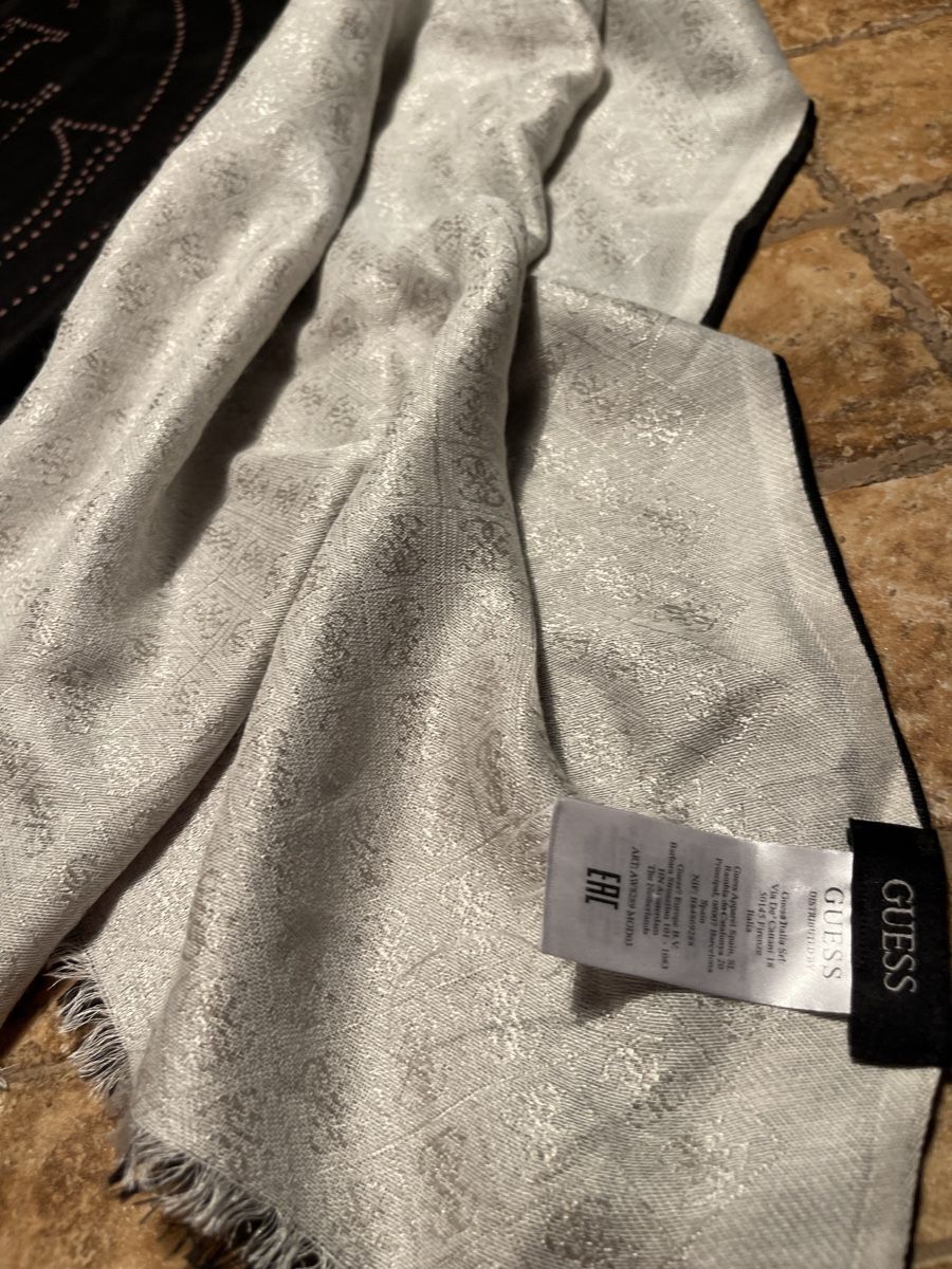 Guess Foulard & Sciarpe: Guess Scialle grande-doppio con logo – Nuovo (secondo la descrizione) da Gordevio venduto da LanaZimm 4
