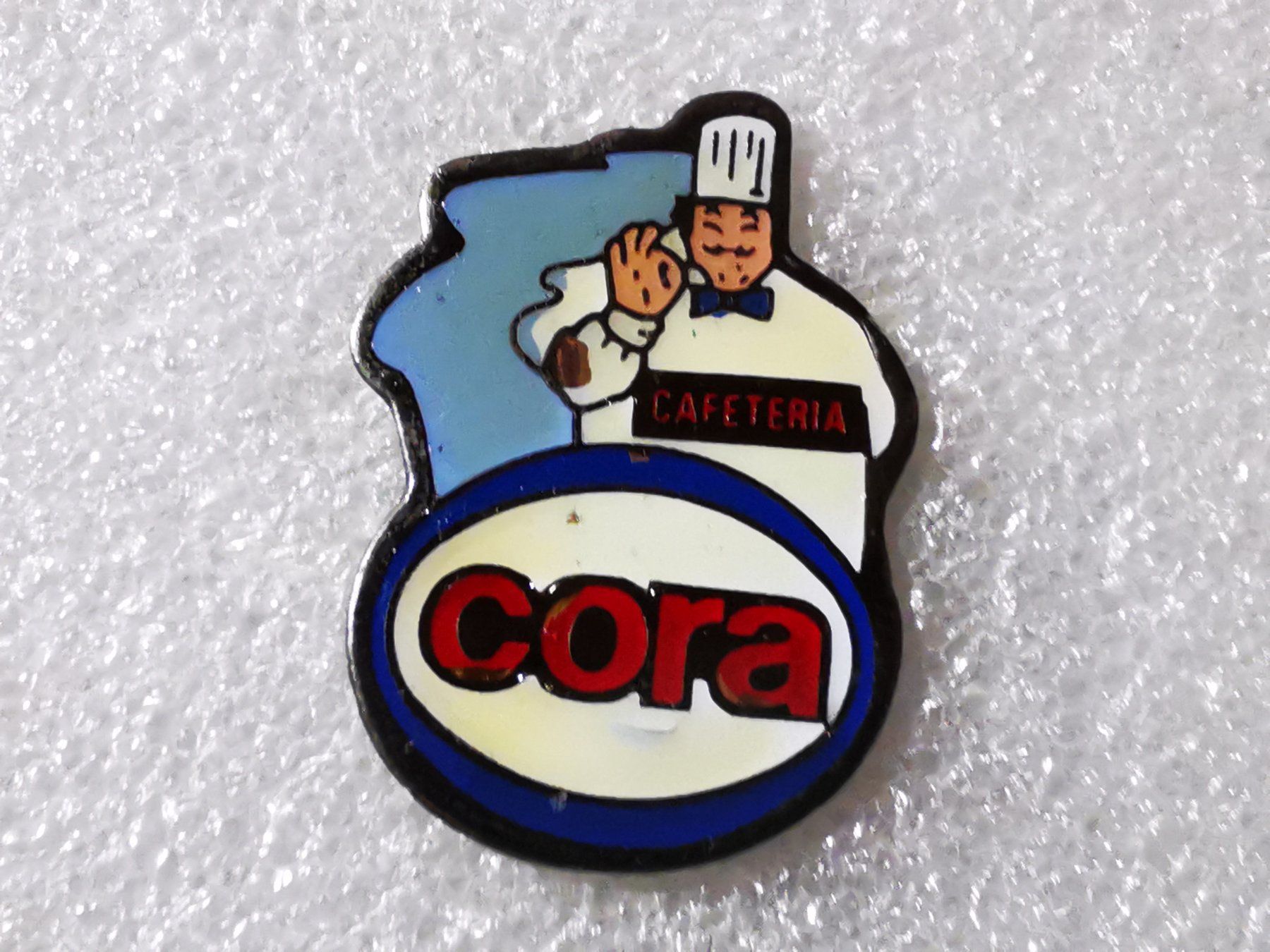 Placchette & Badge: Ansteckpin 137: Cora – Usato da Oppligen venduto da Pin-Fall-Shop