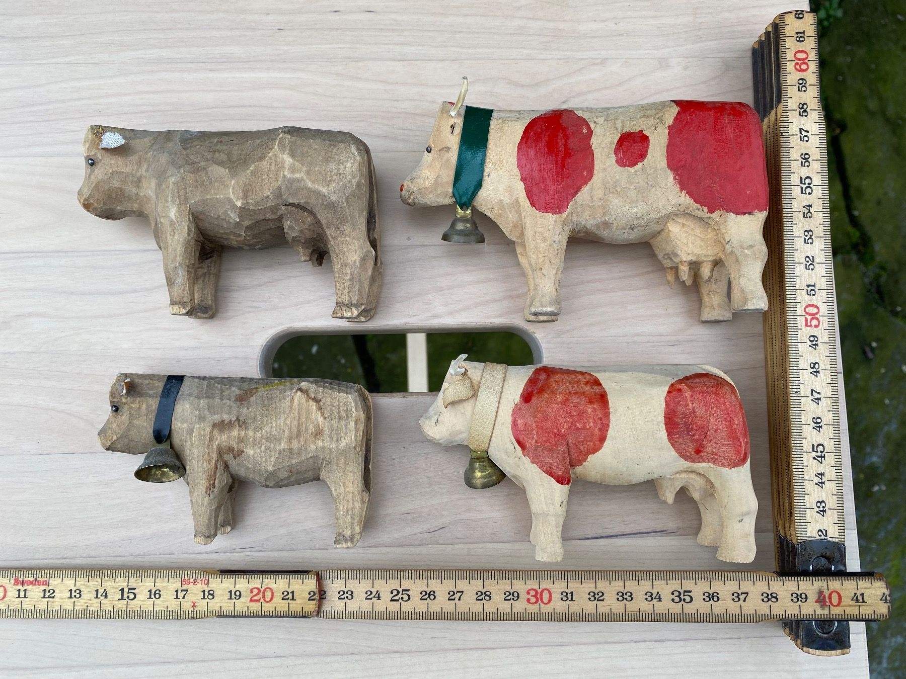 Glocken & Treicheln: 4 schöne alte geschnitzte Holzkühe – Gebraucht aus Feldbach von Fea1 9