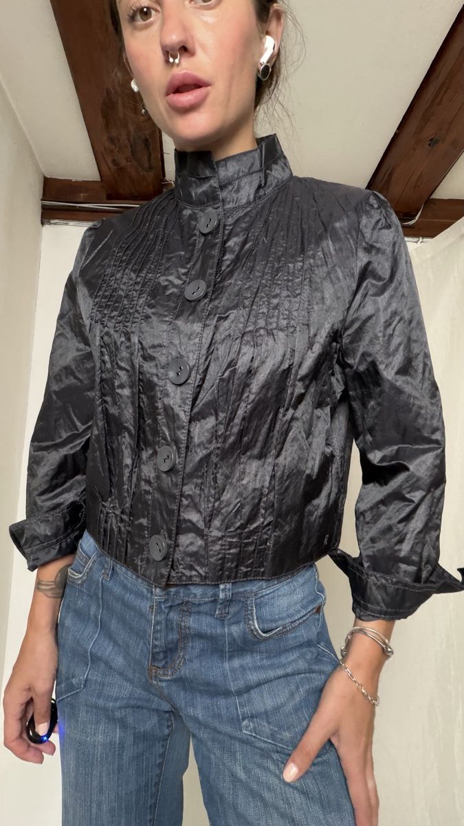 Giacche: Black satin button up blouse/ jacket with subtle textured pa – Usato da Knonau venduto da Grapesvintage 7