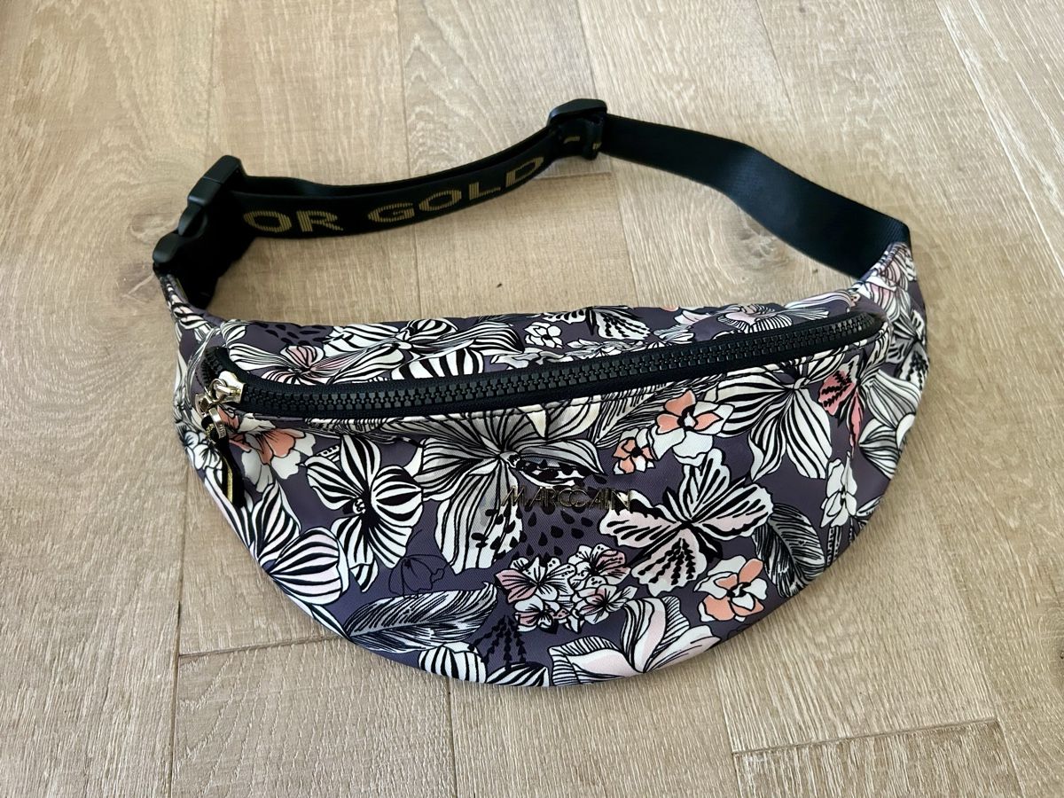 Marc Cain Sacs femmes: Bauchtasche MARC CAIN Blumenmuster neuwertig – D'occasion à Hausen AG par Feel_pink