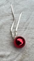 rote Christbaumkugel glänzend mit Satinband