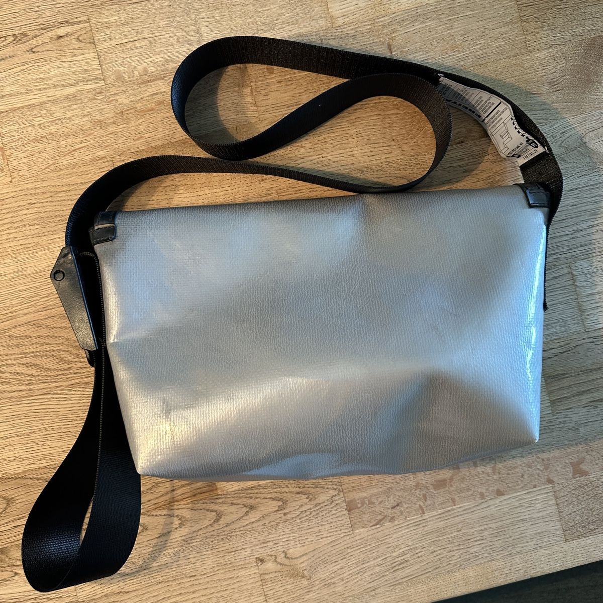 Freitag Sacs: Freitag Hawaii Umhängetasche, silber – Neuf (Voir description) à Gelterkinden par basilbaet. 1