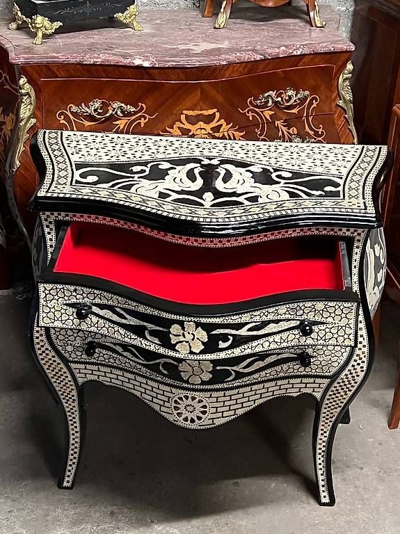 Kommoden: Commode nacrée  de style Louis XV dessins persans, – Gebraucht aus geneve von louisart 1