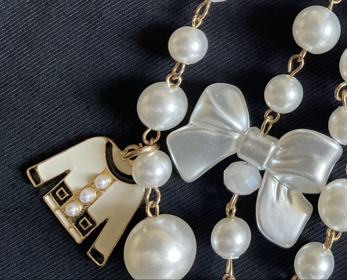 Catenine: Collier fantaisie perles multiples blanches et breloques – Nuovo (secondo la descrizione) da Corseaux venduto da Mililaforet75 4
