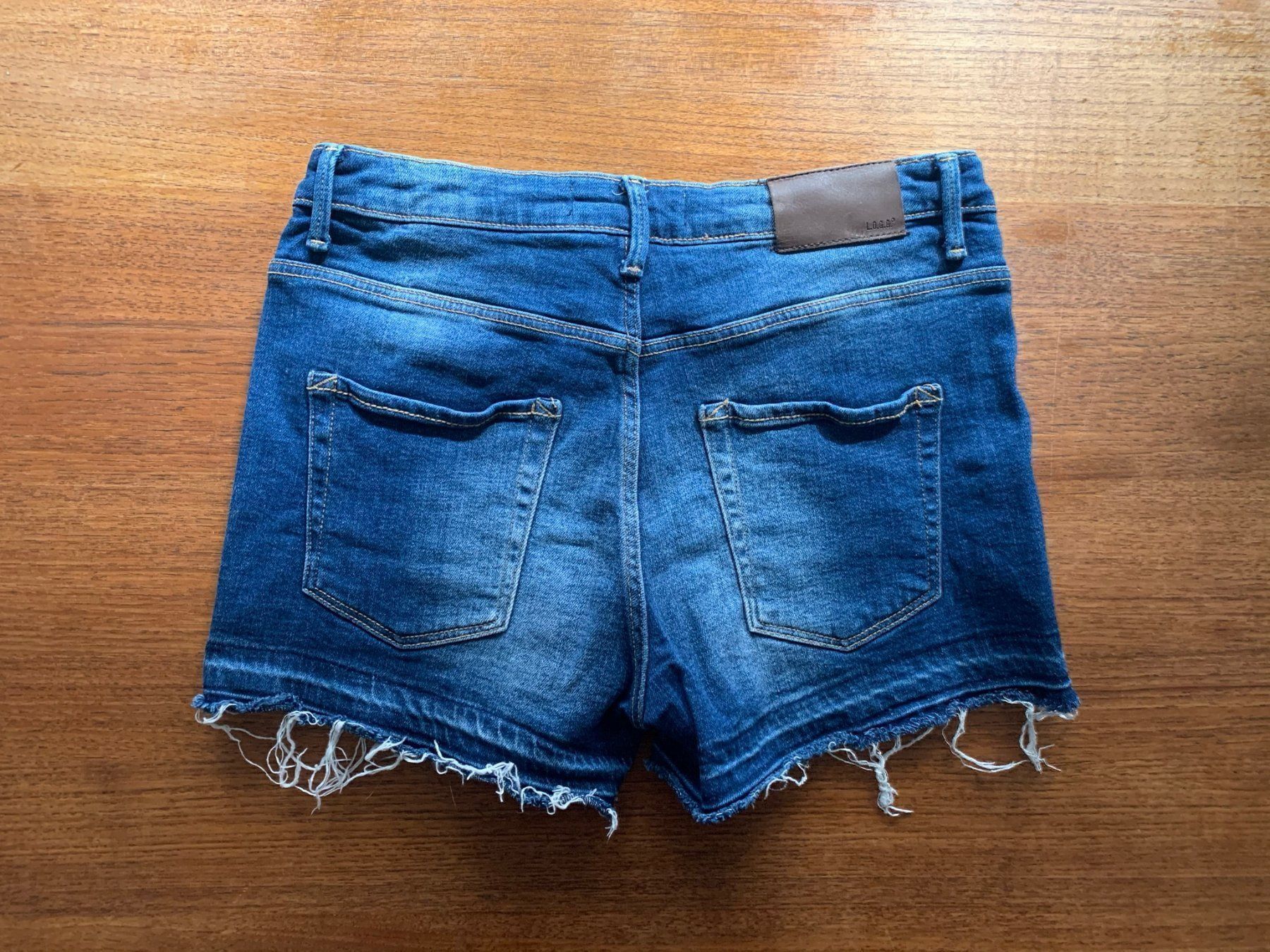 H&M Jeans: Destroyed Jeansshorts blau - 26 – Usato da Zürich venduto da Diazaio 1