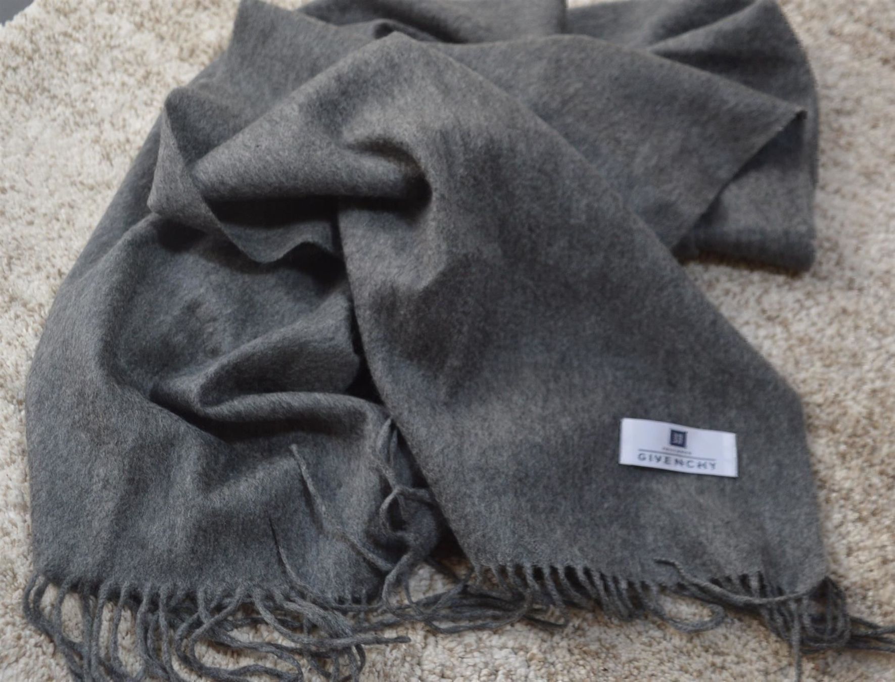 Givenchy Schals: Givenchy Schal  / écharpe – Defekt aus Collonges von Auganien