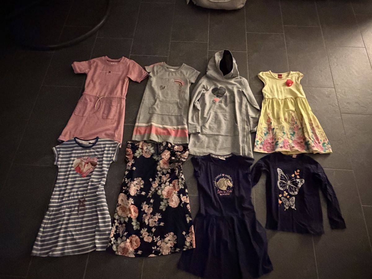 Lotti & Set di vestiti: Kleiderpaket Mädch. Gr. 128 vers. Marken  – Usato da Kaisten venduto da Enjoy1976 1