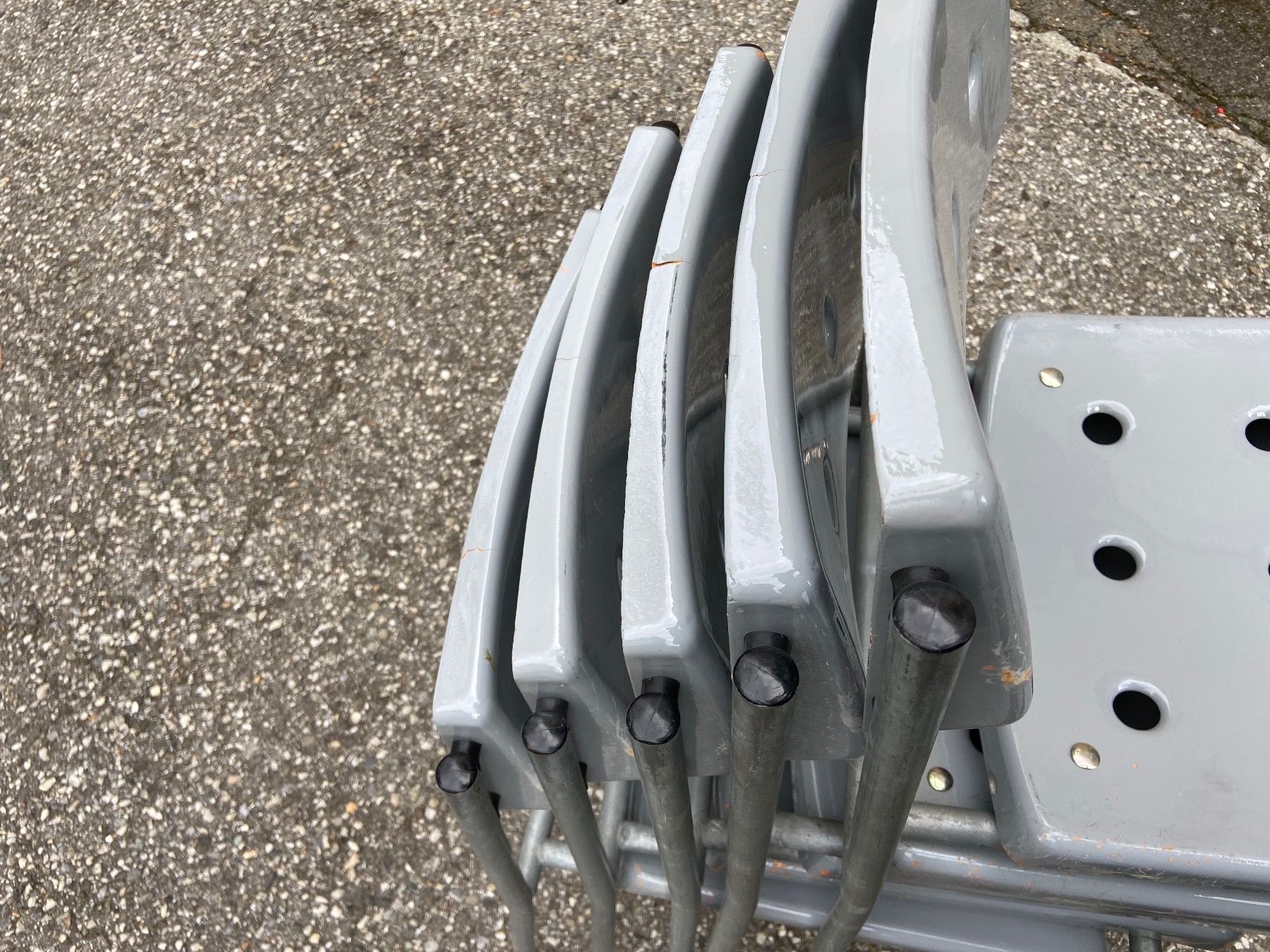 Stella Stühle: 5 chaises de jardin Stella grises – Gebraucht aus Lausanne von Plein-de-styles 2