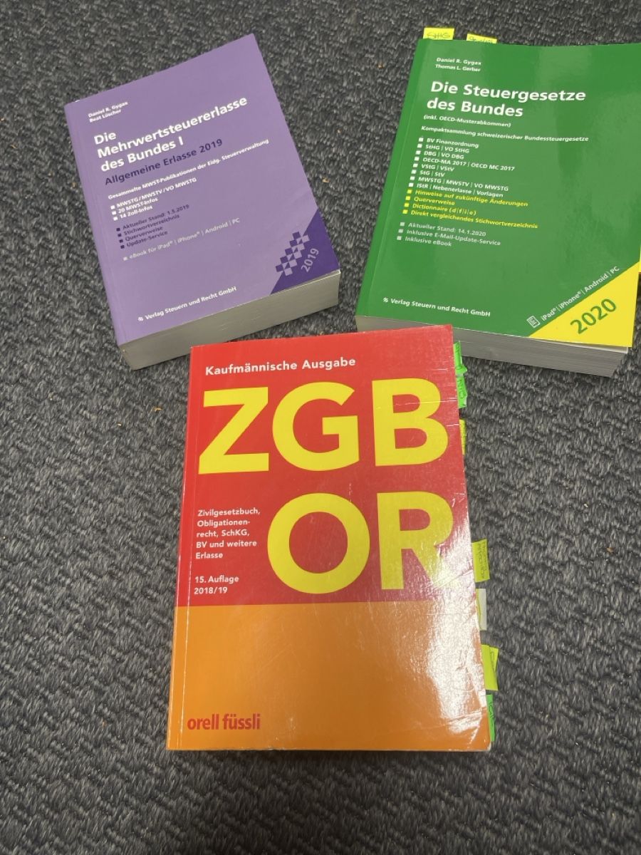 Livres: 3 dicke gesetzbücher – D'occasion à Bad Zurzach par Cuore34