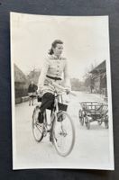 Frau auf Velo, ländlicher Ort, Leiterwagen/ca. 1940