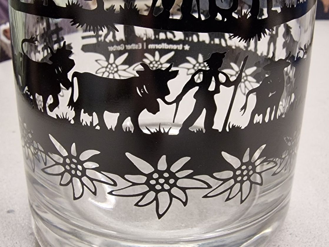 Carafes: Glaskaraffe 1L Swiss Tradition Scherenschnitt Muster – Neuf avec emballage d'origine à Schaffhausen par AtelierPudesco 3