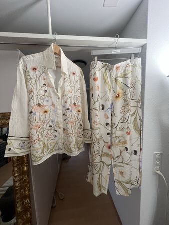 Sommerlicher Stoff mit Blumenmuster, ideal für Kleider!