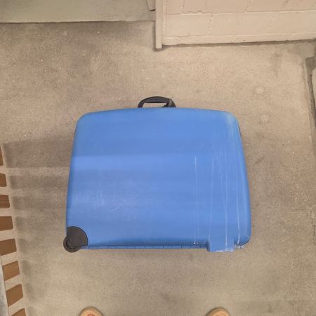 Valigia trolley rigida blu, ideale per le vacanze!