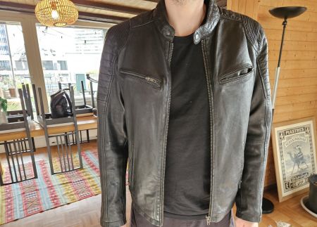 Schwarze Motorradjacke aus echtem Leder, in nahezu neuwertig